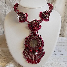 Collier Rubby One brodé  avec un cabochon en céramique de couleur Gris/Marron à laquelle s'ajoute des cabochons ronds en Cristal Siam, rocailles Bronze, toupies Light Rose et Rubby avec fermoir en T